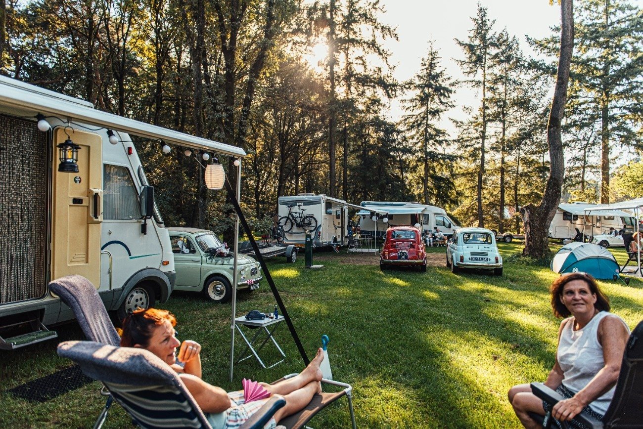 Met een grote groep kamperen